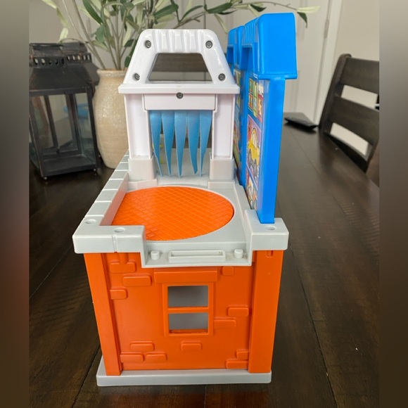 Fisher-Price Little People 2011 Wheelies Stow 'n Tow Garage - Picture 2 of 7